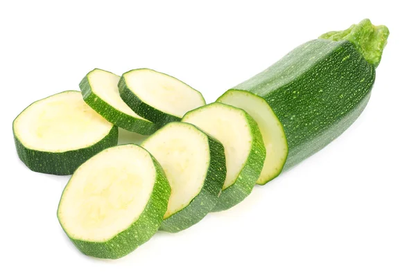 Frische grüne Zucchini mit Scheiben isoliert auf weißem Hintergrund — Stockfoto