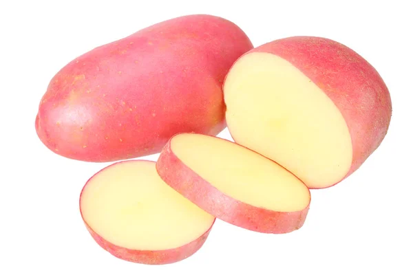 Surový červený brambor s plátky izolovanými na bílém pozadí — Stock fotografie