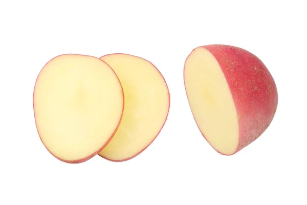 Сырой красный картофель с ломтиками на белом фоне — стоковое фото