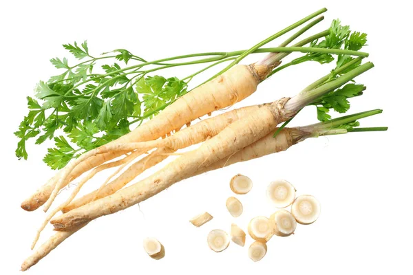 Beyaz arka planda izole edilmiş taze maydanoz kökü. en üstteki görünüm 