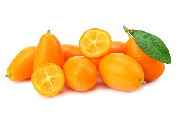 Cumquat of Kumquat met sneden en bladeren geïsoleerd op witte achtergrond — Stockfoto