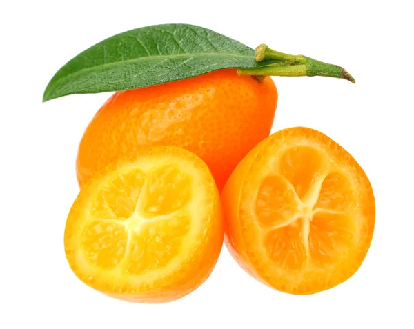 Cumquat o kumquat con fette e foglie isolate su sfondo bianco — Foto Stock