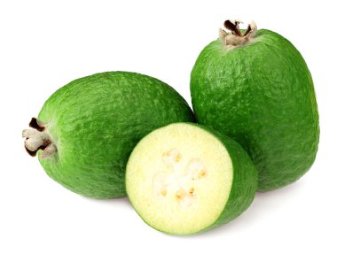 Beyaz arka planda izole edilmiş dilimleri olan tropik meyve feijoa 'sı. Acca sellowiana