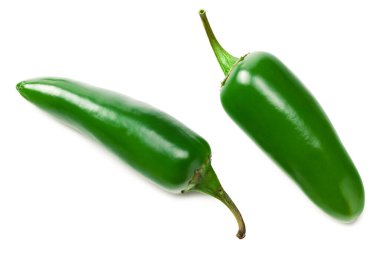 Jalapeno biberleri beyaz arka planda izole edilmiş. Yeşil biber. Capsicum Annuum. en üstteki görünüm
