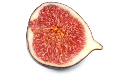 Beyaz arka planda kesilmiş incir meyveleri