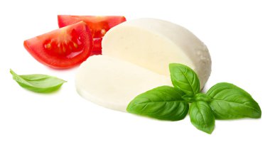 Beyaz arkaplanda domates ve fesleğenli Mozzarella peyniri.