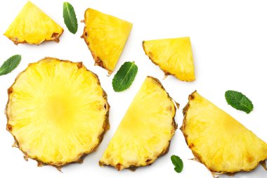 Beyaz arka planda izole edilmiş dilimlenmiş olgun ananas. Sağlıklı geçmiş. en üstteki görünüm