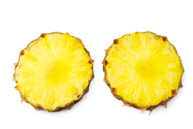 Beyaz arka planda izole edilmiş dilimlenmiş olgun ananas. Sağlıklı geçmiş. en üstteki görünüm