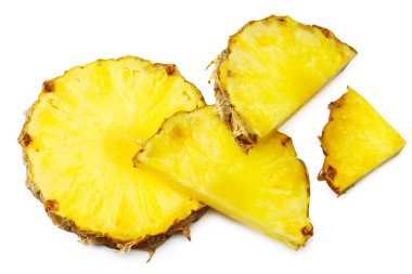 Beyaz arka planda izole edilmiş dilimlenmiş olgun ananas. Sağlıklı geçmiş. en üstteki görünüm
