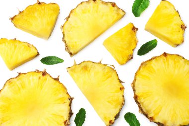 Beyaz arka planda izole edilmiş dilimlenmiş olgun ananas. Sağlıklı geçmiş. en üstteki görünüm