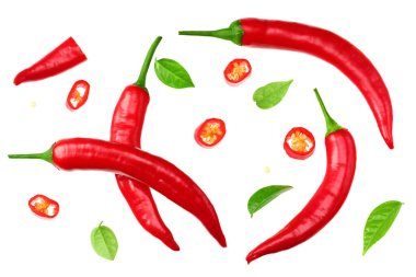 Dilimlenmiş kırmızı kırmızı kırmızı biber beyaz arka plan görünümünde izole