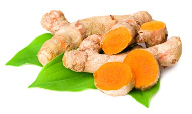 Beyaz arkaplanda izole edilmiş zerdeçal kökü