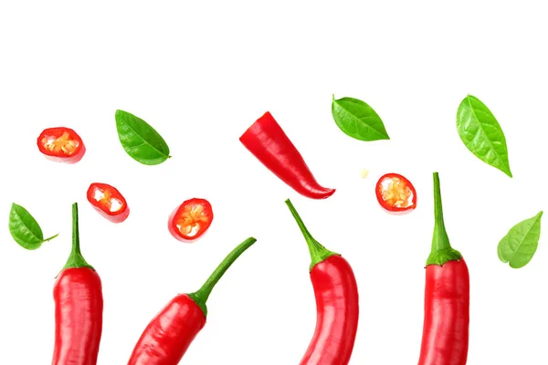 Skivad Röd Varm Chili Paprika Isolerad Vit Bakgrund Ovanifrån — Stockfoto