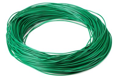 Beyaz arka planda izole edilmiş yeşil elektrik kablosu. elektrik teli