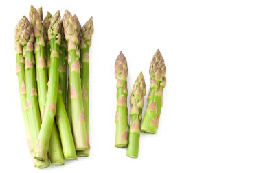 Taze yeşil kuşkonmaz beyaz arka planda izole