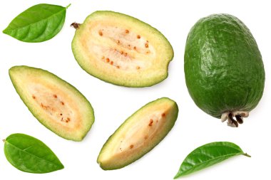Beyaz arka planda izole edilmiş dilimleri olan tropik meyve feijoa 'sı. Acca sellowiana. en üstteki görünüm