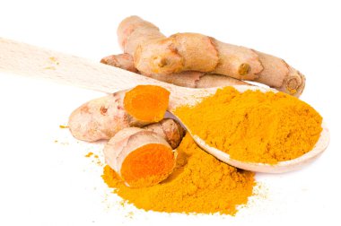 Beyaz arkaplanda izole edilmiş zerdeçal kökü olan zerdeçal tozu