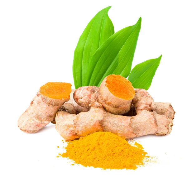 Beyaz arkaplanda izole edilmiş zerdeçal kökü olan zerdeçal tozu
