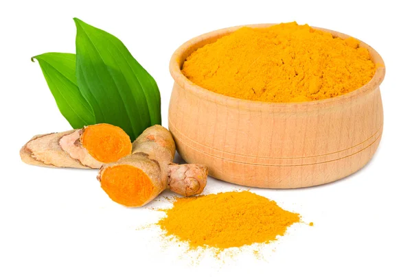 Beyaz arkaplanda izole edilmiş zerdeçal kökü olan zerdeçal tozu