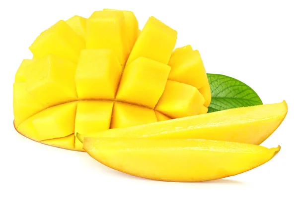 Mango Mit Scheiben Und Grünen Blättern Isoliert Auf Weißem Hintergrund — Stockfoto