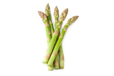 Taze yeşil kuşkonmaz beyaz arka planda izole