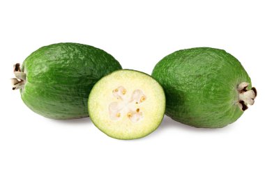 Beyaz arka planda izole edilmiş dilimleri olan tropik meyve feijoa 'sı. Acca sellowiana