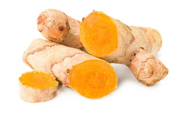 Beyaz arkaplanda izole edilmiş zerdeçal dilimli zerdeçal kökü