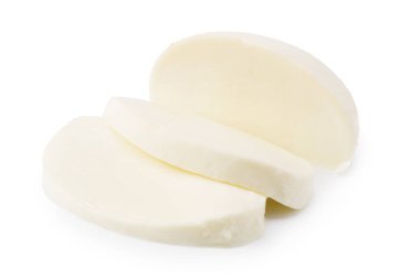 Mozzarella peyniri beyaz arka planda izole edilmiş.