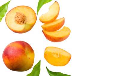 yeşil yapraklı şeftali meyveleri ve beyaz arka planda izole edilmiş dilimler. en üstteki görünüm