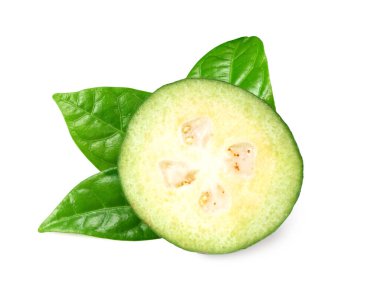 Beyaz arka planda izole edilmiş dilimleri olan tropik meyve feijoa 'sı. Acca sellowiana
