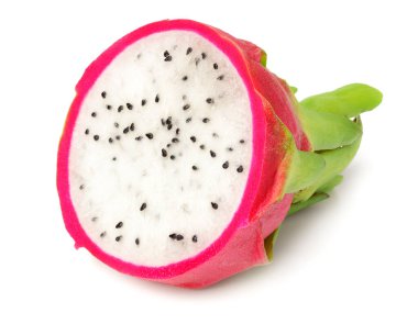 Dilimlenmiş olgun ejderha meyvesi beyaz arka planda izole edilmiş. Pitaya veya Pitahaya