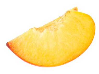 Beyaz arkaplanda izole edilmiş şeftali meyvesi kesimi