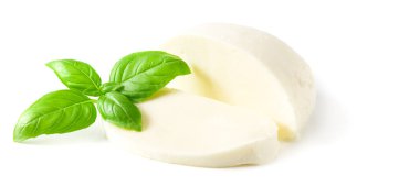 Beyaz arkaplanda yalıtılmış fesleğen yapraklı Mozzarella peyniri