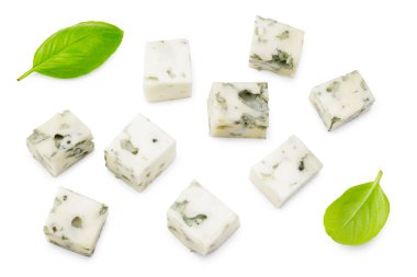 Beyaz arka planda yalıtılmış fesleğen yapraklı mavi peynir. en üstteki görünüm