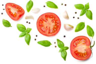 Beyaz arka planda izole edilmiş sarımsak ve fesleğen yapraklı taze domates dilimleri. en üstteki görünüm