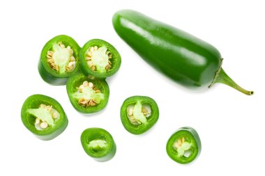 Dilimlenmiş jalapeno biberleri beyaz arka planda izole edilmiş. Yeşil biber. Capsicum Annuum. en üstteki görünüm