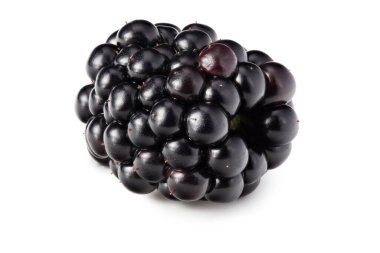 Beyaz arka planda izole edilmiş böğürtlen. Sağlıklı geçmiş. makro