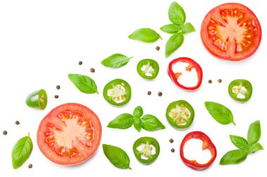 Yeşil biberli taze domates dilimleri ve beyaz arka planda izole edilmiş fesleğen yaprakları. en üstteki görünüm