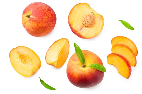 Pfirsichfrüchte Mit Grünem Blatt Und Scheiben Isoliert Auf Weißem Hintergrund — Stockfoto