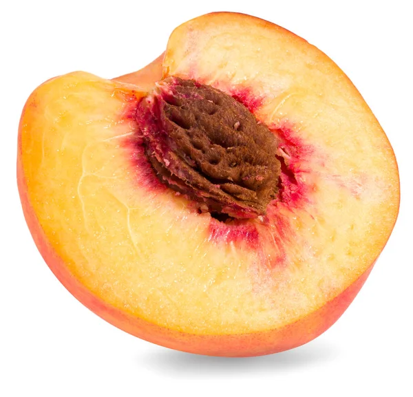Şeftali meyvesinin yarısı beyaz arka planda izole edilmiş. tam alan derinliği