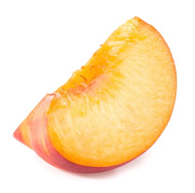 Beyaz arka planda izole edilmiş şeftali meyvesi kesimi. tam alan derinliği