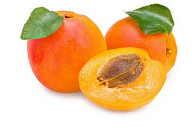 Dilimlenmiş kayısı meyveleri ve beyaz arka planda izole edilmiş yeşil yaprak. tam alan derinliği