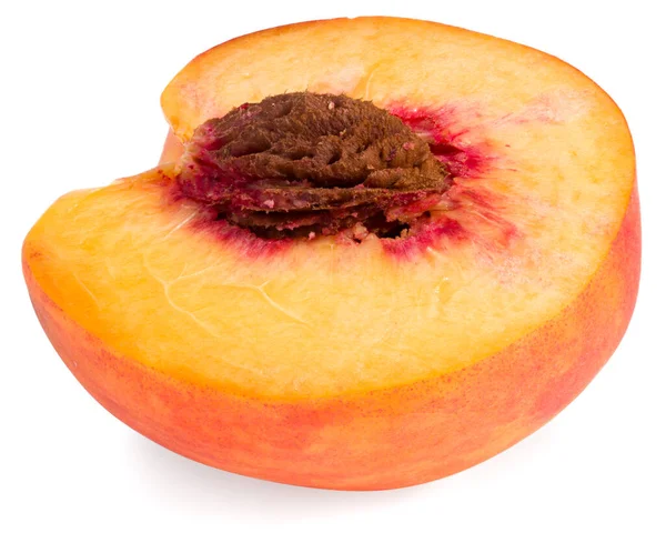 Şeftali meyvesinin yarısı beyaz arka planda izole edilmiş. tam alan derinliği