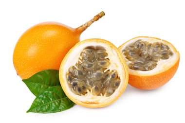 Granadilla ya da yeşil yapraklı sarı çarkıfelek meyvesi, beyaz arka planda. Egzotik meyve. tam alan derinliği