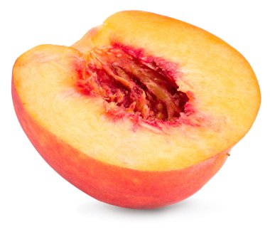 Şeftali meyvesinin yarısı beyaz arka planda izole edilmiş. tam alan derinliği