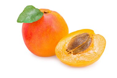 Dilimlenmiş kayısı meyveleri ve beyaz arka planda izole edilmiş yeşil yaprak. tam alan derinliği