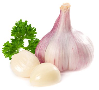 Beyaz arka planda karanfilli sarımsak. tam alan derinliği