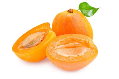 Dilimlenmiş kayısı meyveleri ve beyaz arka planda izole edilmiş yeşil yaprak. tam alan derinliği