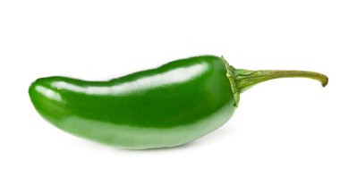 Jalapeno biberleri beyaz arka planda izole edilmiş. Yeşil biber. Capsicum yıllık