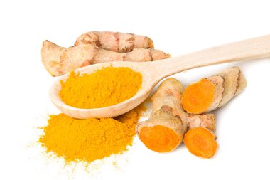 Beyaz arkaplanda izole edilmiş zerdeçal kökü olan zerdeçal tozu